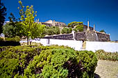 Elvas - la cinta muraria che circonda il castello, dal cimitero degli inglesi 